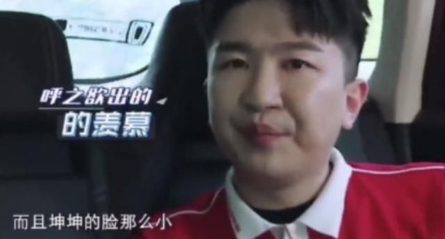  友都觉得|蔡徐坤见到水太开心，迫不及待跳进泳池，谁注意到张大大的反应？