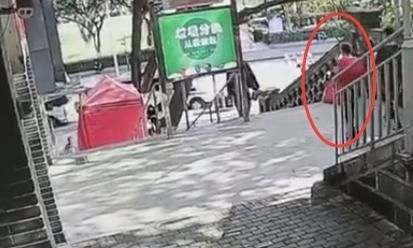 聘请保姆|儿子是老板,也没用保姆偷90岁大爷16万的养老钱,结果悲剧了