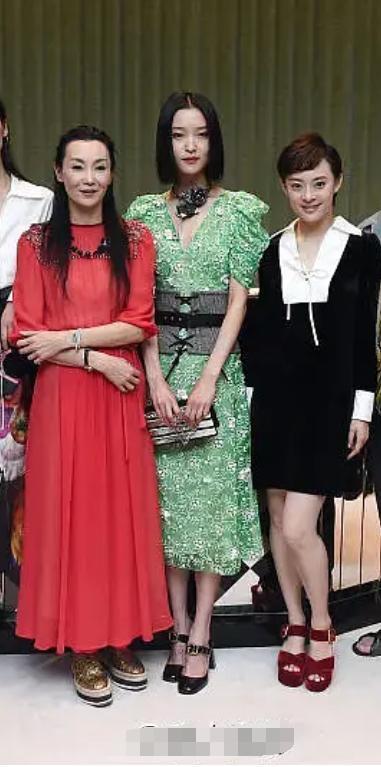 易烊千玺|易烊千玺对周冬雨这个箭头粗得不能再粗了吧齁甜