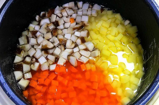 食材|最适合懒人做的什锦焖饭,想吃啥就焖啥,做出来味道直逼煲仔饭