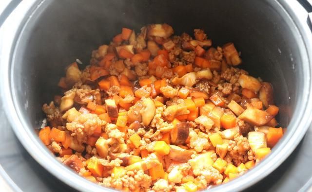  伏天|伏天别炒菜了，学会这个懒人焖饭，有菜有肉有饭，太适合懒人了！