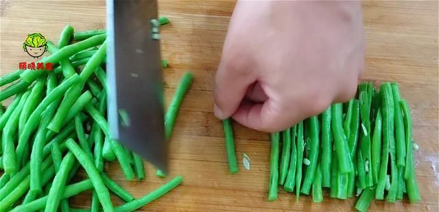  家常|最近网红豆角家常做法火了，3斤都不够吃，不炒也不炖比吃肉还香
