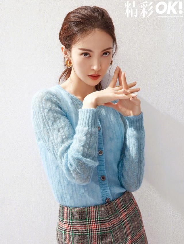  气质|金晨最新时尚大片释出，蓝色毛衣配半身裙，优雅知性气质超好