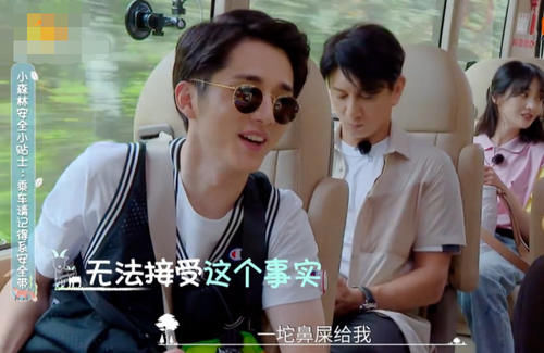  拿给|小孩抠完鼻屎拿给张新成，谁注意他第一秒“反应”？暴露真实人品