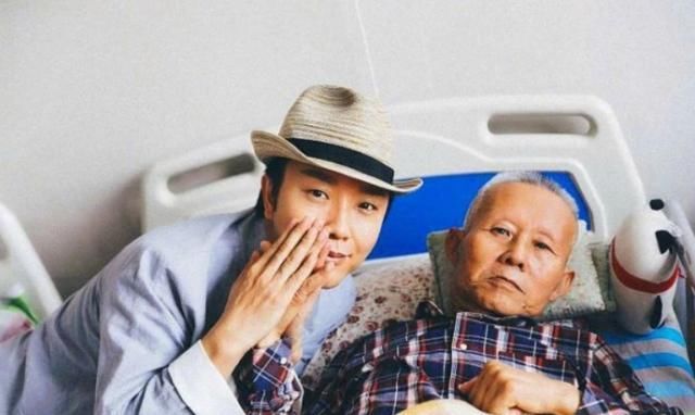 爸爸妈妈|“假孝顺”成流行趋势,子女们争相模仿,父母们只能偷偷抹泪