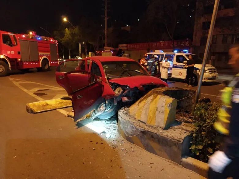  城东区|西宁市城东区发生交通事故致2人死亡 肇事车辆内啤酒烧烤散落一地