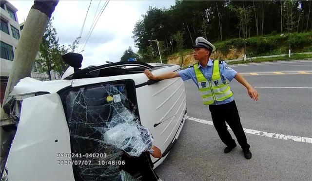  车内人员|越野车“怼”上高压电杆，交警破窗救人