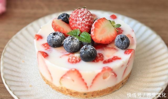 草莓|这蛋糕无需烤箱就能做，香甜嫩滑，入口即化，新手一次成功