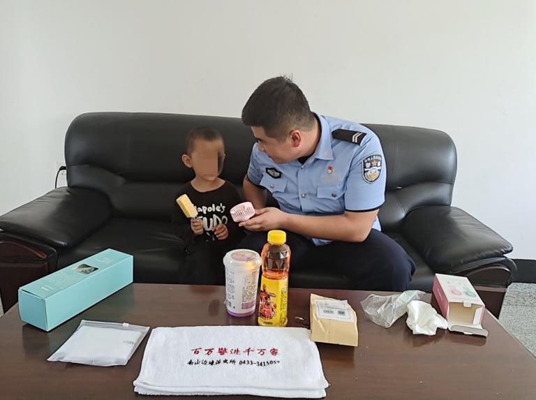  超赞|【龙井新闻】超赞！民警化身超级奶爸，细心照顾走失男童