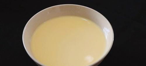 搅散|不需要用烤箱,教你做草莓班戟,比蛋糕店卖的还好吃,简单又好学