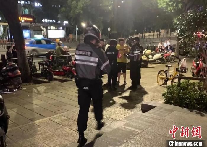 越城区公安|女警逛街认出逃犯，一路尾随一边联动巡特警，5分钟抓获