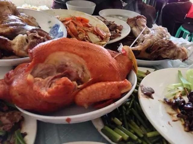 个例|一个肘子引发的鄙视:即使有也是个例,别把农村想得那么不堪