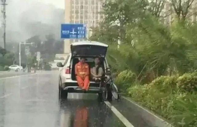 男子|凌晨1点，她被陌生男子尾随，结局泪崩：真的有人在朋友圈偷偷爱你