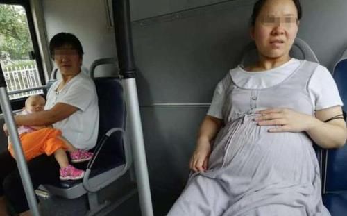 位大妈|大妈逼孕妇让座被拒，张嘴就咒＂孩子早晚得掉＂，孕妈做法太解气了