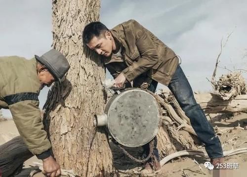上映|37岁胡歌近况罕曝光，大背头白衬衫英气十足，今年或有新片上映