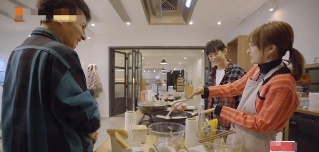  家族|吴昕在节目中下厨，虽然动作生疏，但是快乐家族其他人的反应却