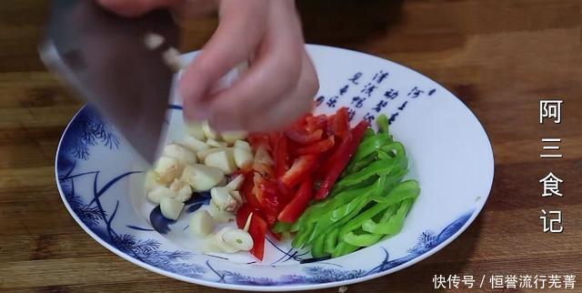 早餐|全家人最馋的一道早餐,2块钱可以做一大盘,出锅就抢光,太香了