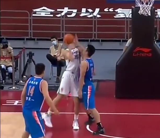 对手|CBA版的唐斯背打！内线硬怼对手纹丝不动，全靠动作不干净