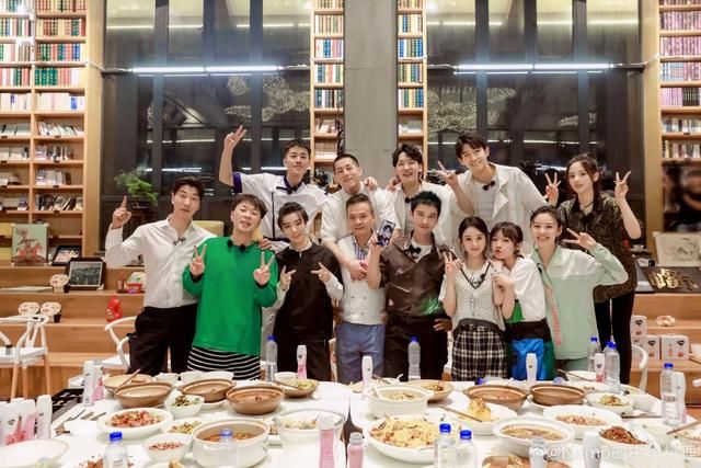  王俊凯|《中餐厅4》再曝杀青照 赵丽颖王俊凯等比耶灿笑