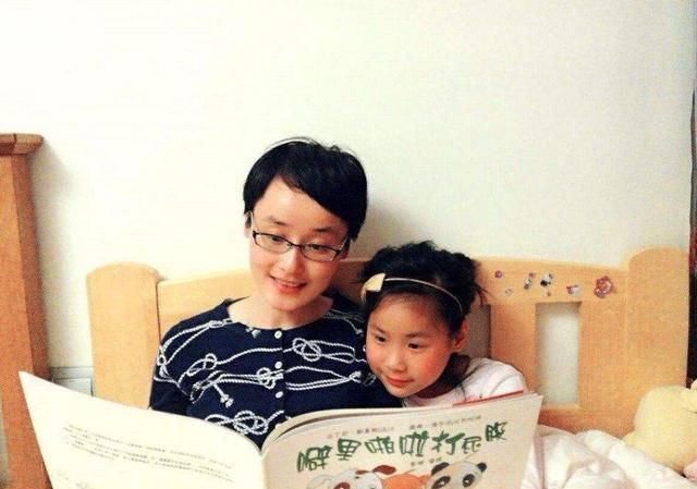  天真|3岁女娃睡醒觉后，睡衣变成“露肩装”，天真可爱的模样逗翻网友