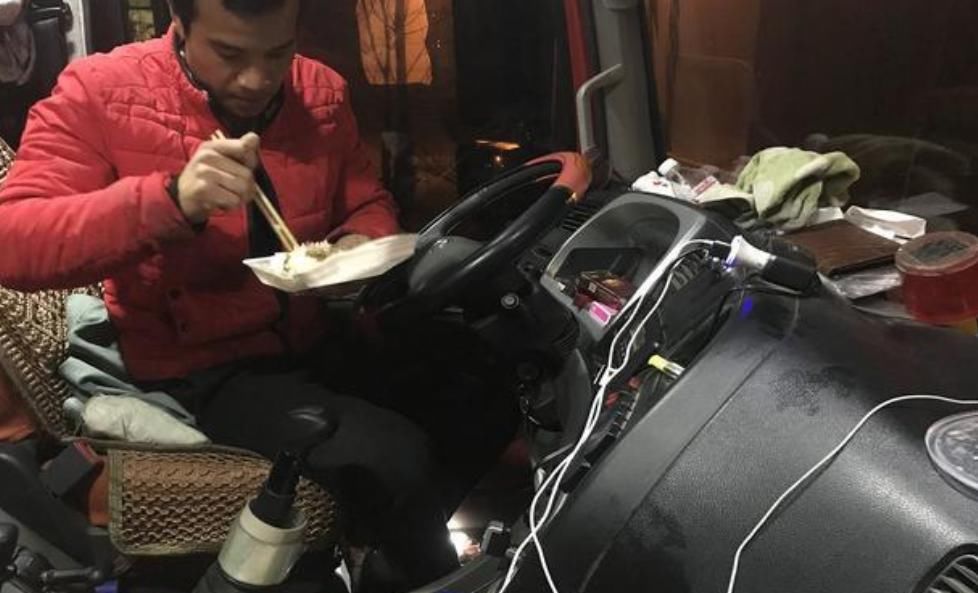  为啥|货车司机为啥不在服务区吃饭？车主委屈：去吃一次饭，白跑一趟货
