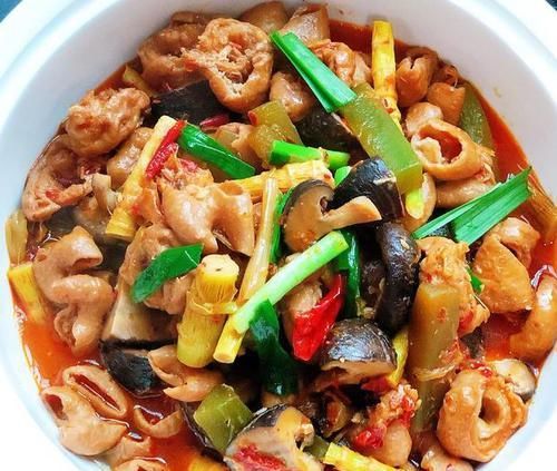  往锅中加|洗猪大肠时，有人用面粉，有人用盐？老师傅这样做，干净无异味