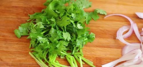  做法|洋葱拌木耳的家常做法，简单又美味，特别爽口