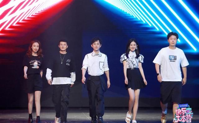  太好笑|《站稳了！朋友》公司对决终章开启 王一博枕头大战惨被打脸