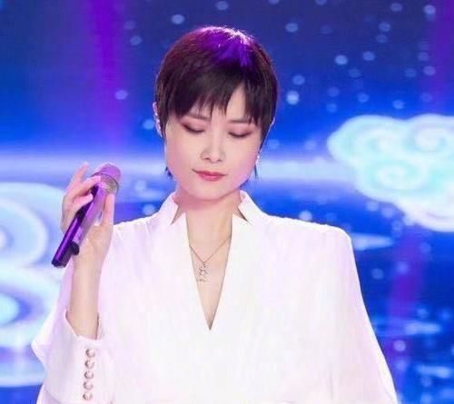  李宇春|李宇春担任《好声音》评委，唱功不代表实力，她凭借的是什么？