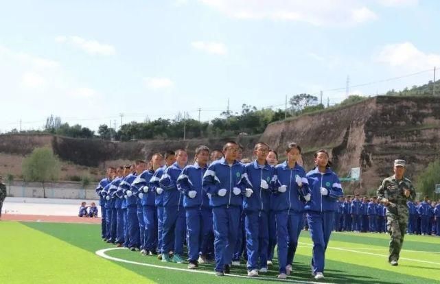 正式|航拍，西吉中学、回中、二中军训！正式拉开帷幕。