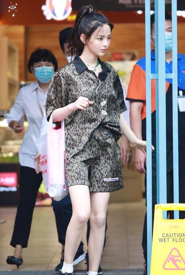  工作|《中餐厅》正式杀青！大合影赵丽颖站C位，杨超越站却在角落