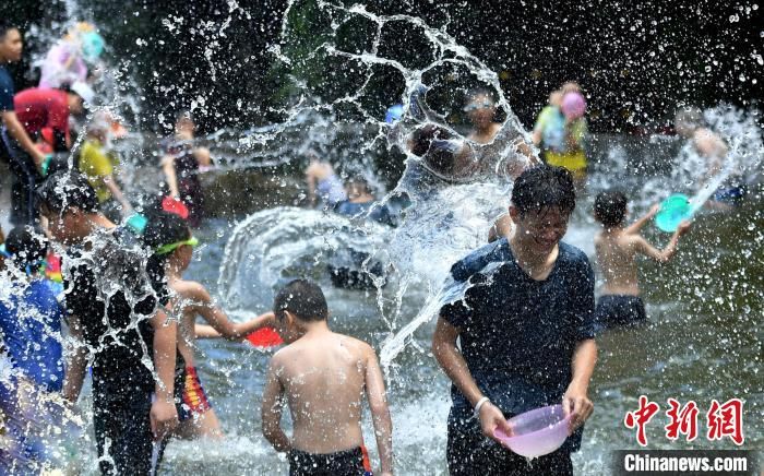 狂欢|广州持续高温天气屡破纪录 市民泼水狂欢