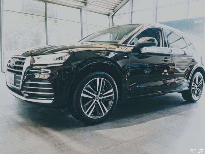  奥迪|奥迪Q5L看车，毕竟是SUV空间也更宽敞，更适合以后自驾