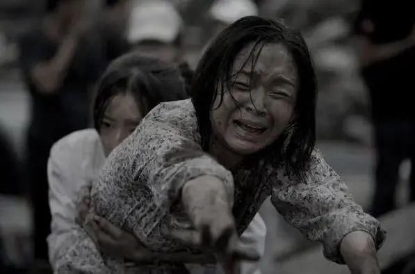 令人难忘|《唐山大地震》里那个令人难忘的小女孩，现在怎么样了？