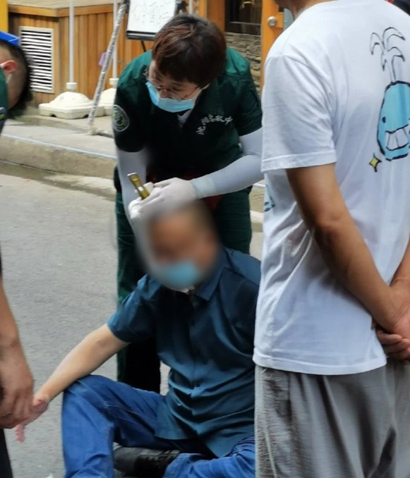  现场|扳手从天而降，直插男子头顶！真是飞来横祸…