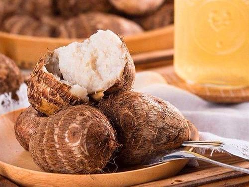 好看|芋头新做法：鲜奶芋头南瓜香菇煲，汤鲜味美有营养，好看又好喝