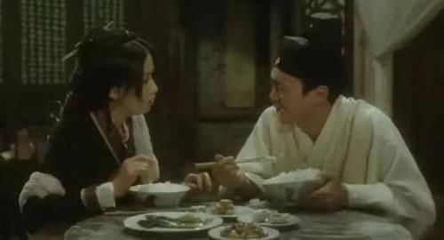  筷子|佘诗曼晒午餐肥肠面，轻咬筷子笑容甜美，经典公鸡碗太抢镜！