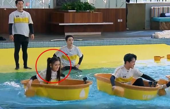  水上|蒋依依录制《跑男》遇生理期，却要玩水上游戏，谁注意到一旁郑恺反应？