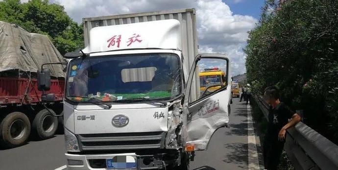  行车记录仪|惊险！两车擦身相撞，又是安全距离不足惹的祸！