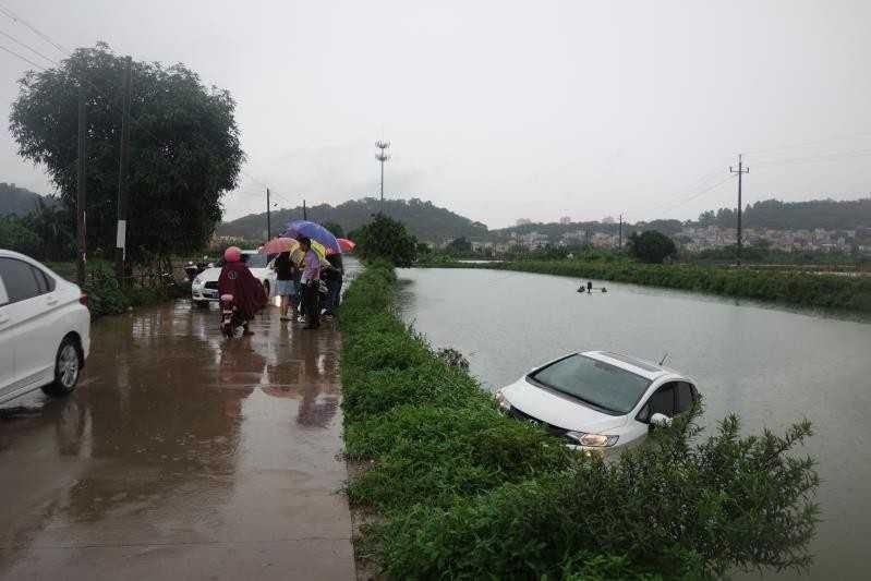  失控|手机控驾车载5岁孩子回家 结果车辆失控驶入鱼塘