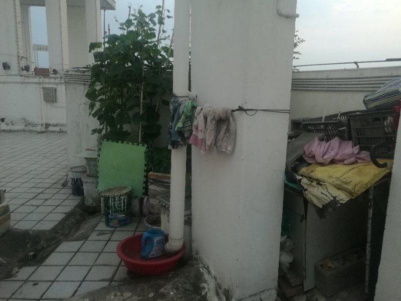 碧水|碧水兰庭1号楼28楼楼顶乱搭建围墙