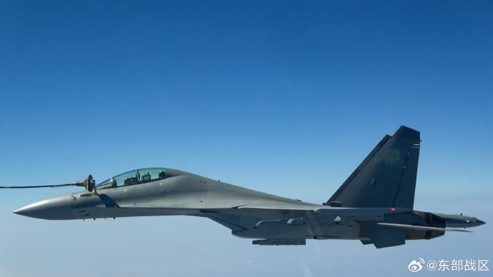 云天穿针！东部战区空军航空兵开展空中加油训练