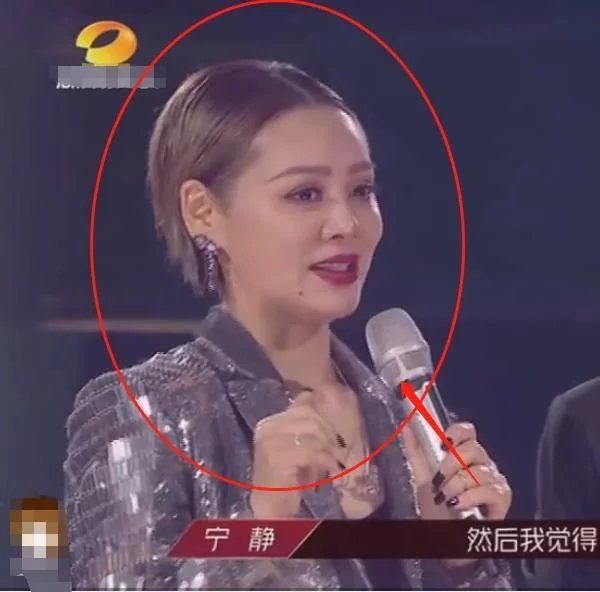  宁静|宁静《浪姐》公演首秀，节目组无打光镜头下，哪像是个快50的人