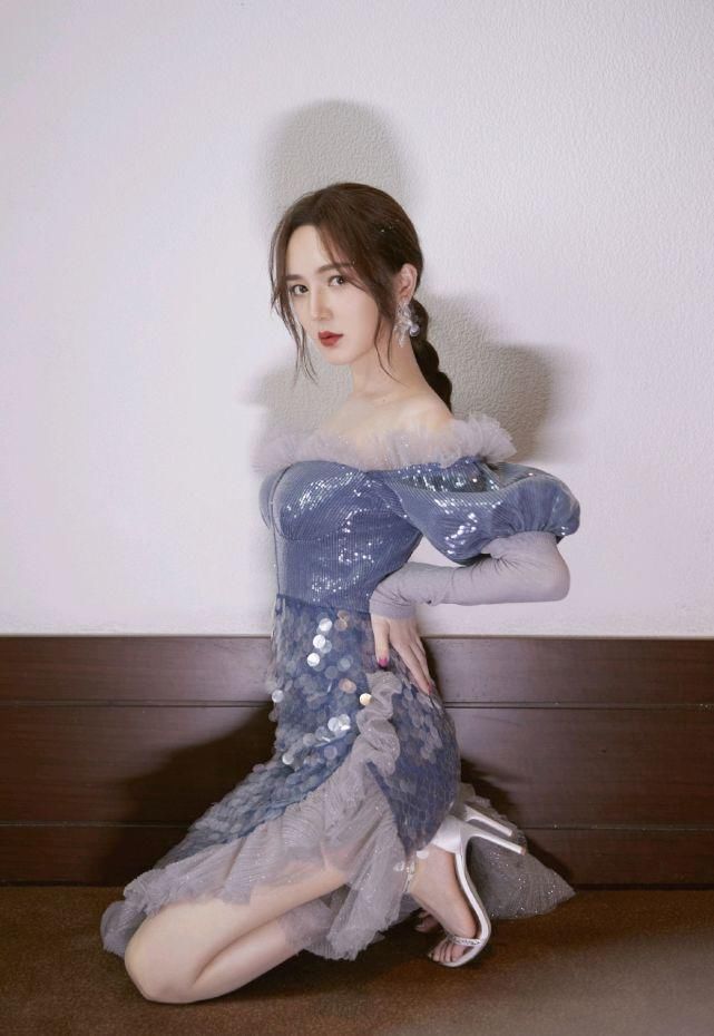  马尾|靳梦佳把头发扎成低马尾好温柔，身穿亮片雾霾蓝连衣裙，优雅大气
