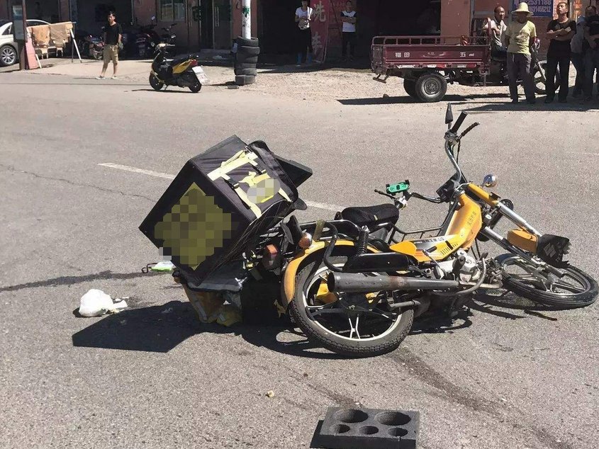  车主|外卖小哥撞坏300万宾利，车主掏出一根铁棍，结局温暖人心