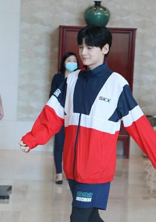  错位|明星的“神级”错位照，蔡徐坤被偷亲，肖战穿高跟鞋，看到何老师：解释下吧