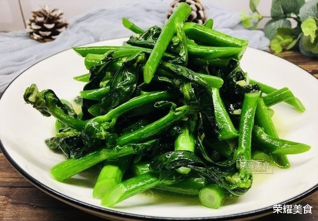 姜汁芥兰|七月遇见这菜别手软,多买几斤也无妨,加点姜末炒,驱寒增食欲
