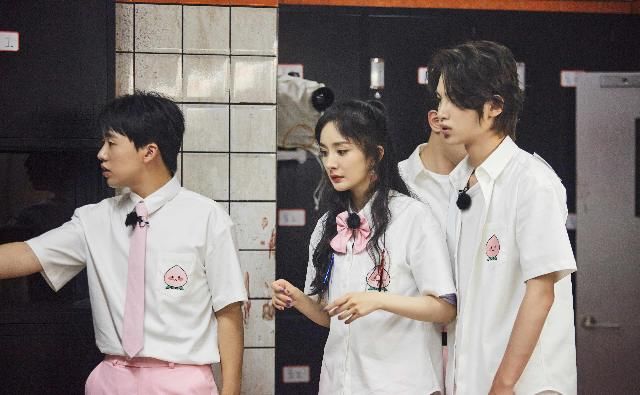  惊人|《密逃2》邓伦展现惊人臂力 杨幂郭麒麟比腿长