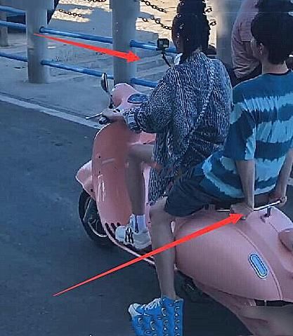  吴宣仪|吴宣仪节目电动车载男生玩，谁注意对方的举动？为了避嫌太拼了