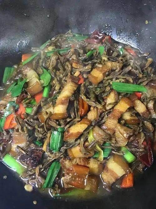  食材|干豆角每年我家都要晒30斤，豆角是药还是菜，留着冬天和肉一起炒，排出毒素，常吃有助于脾胃健康